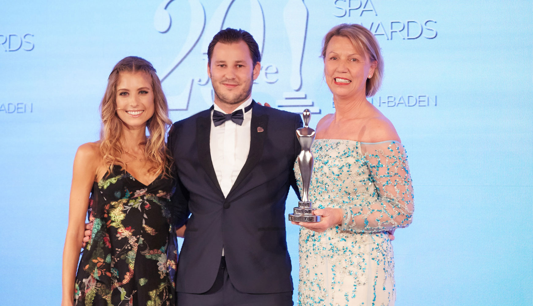 Daniela en Nicolas Lindner met hostess Catherine Hummels op de GALA SPA AWARDS 2016